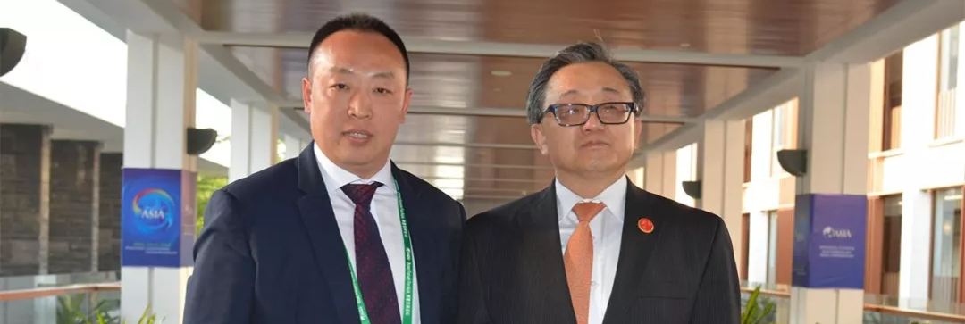 大鸡吧操比视频联合国副秘书长刘振民和赵章栓会长在博鳌亚洲论坛亲切交"